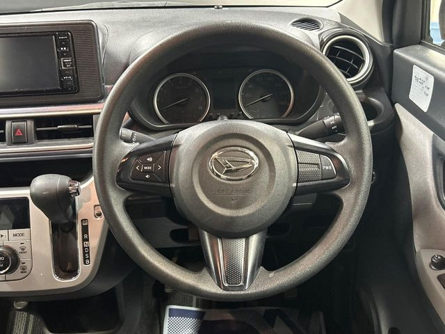�C���e���A�ɍ��킹���f�U�C���̃X�e�A�����O�́A�^�]�������̂��Ƃ��l���A�^�]���₷���`��A�傫���ł��B�����x�A���ۂɐG���Ă��m���߂��������B