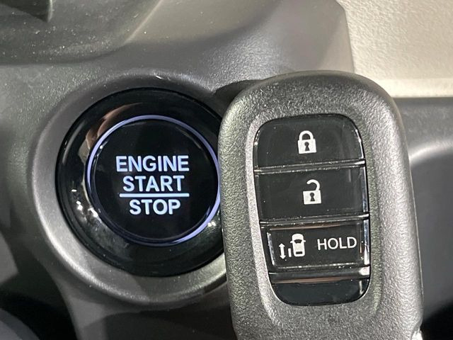 �yHonda�X�}�[�g�L�[�z�J�o����|�P�b�g�ɓ��ꂽ�܂܂ł��h�A�̎{���E�������\�ȃX�}�[�g�L�[�𑕔��B�G���W���̃I���E�I�t�����J�M�����o���K�v����������Ƃ��Ă��֗��ł���