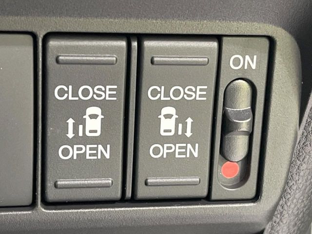 【両側パワースライドドア】スマートキーや運転席のスイッチで後席両側スライドドアの開閉が可能♪電動だから力を入れてドアを開ける必要が無く、小さなお子様でも簡単に開け閉めでき快適です♪