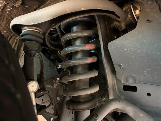 お車を安心してお乗りいただく為には、足回りの定期点検が欠かせません。サービスサポート(有償保証)では無料点検もご提供しており、安心のカーライフをお過ごしいただけるサポート体制が整っています。