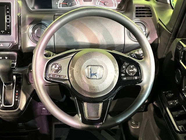 �C���e���A�ɍ��킹���f�U�C���̃X�e�A�����O�́A�^�]�������̂��Ƃ��l���A�^�]���₷���`��A�傫���ł��B�����x�A���ۂɐG���Ă��m���߂��������B