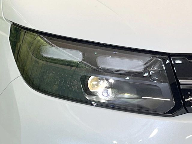 【ダブルファンクションターンランプ付きLEDヘッドライト】人気上昇中のダブルファンクションターンランプを装備!ウィンカーとデイライト&車幅灯を兼用し、特別感のあるエクステリアを演出します。