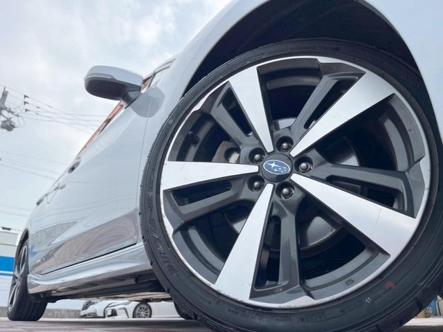 �y����18�C���`�A���~�z�C�[���z�O�ςɃ}�b�`���������A���~�z�C�[���𑕒����Ă���܂��B�e��ЊO�A���~�z�C�[����A�X�^�b�h���X�^�C�����戵�����Ă���܂��B���񂲑��k����������
