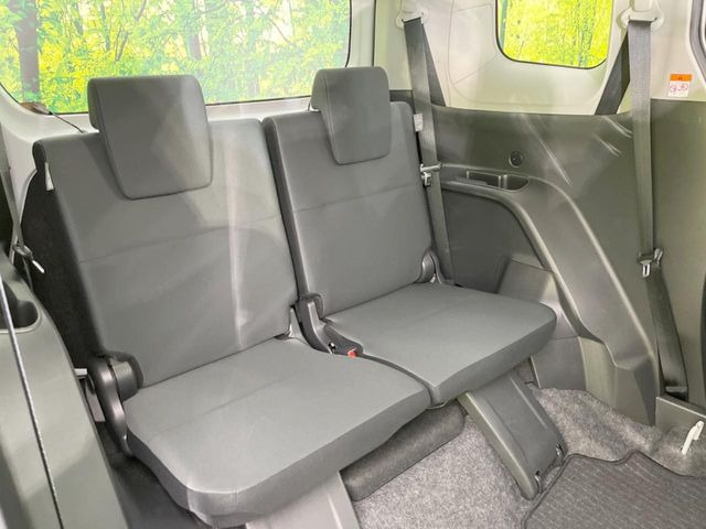 3列目シートはもちろん状態良好☆大人でもゆったりと座って頂けますので、大人数でのお出かけもラクラクです♪ご家族で、気の知れた仲間で、ドライブに行くのが楽しみですね♪
