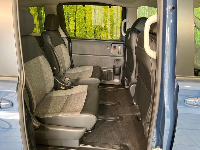 後部座席も気になるようなキズ・汚れやへたり等、大きなダメージはなく、良好な状態です。