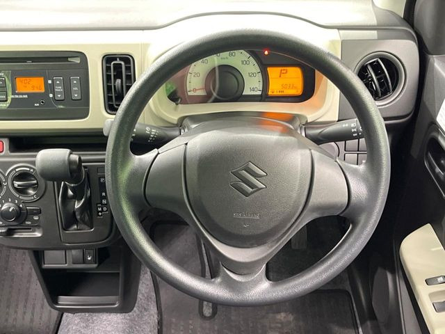 �C���e���A�ɍ��킹���f�U�C���̃X�e�A�����O�́A�^�]�������̂��Ƃ��l���A�^�]���₷���`��A�傫���ł��B�����x�A���ۂɐG���Ă��m���߂��������B