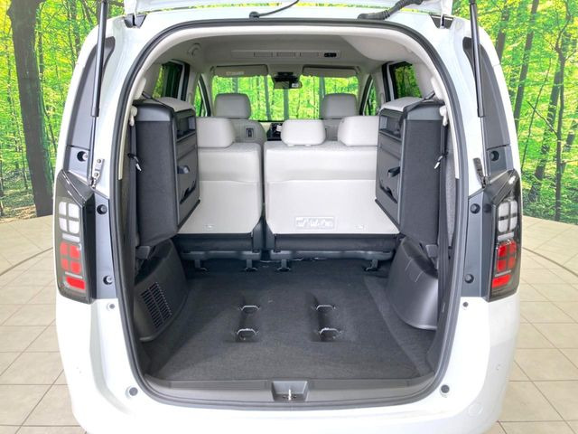 後席を格納すると、これだけの広さが!シーンに合わせたシートアレンジで、大きな荷物も積むことが出来ます♪