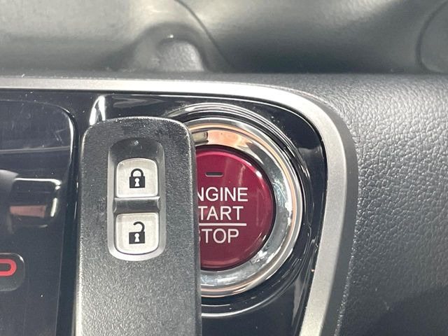 �yHonda�X�}�[�g�L�[�z�J�o����|�P�b�g�ɓ��ꂽ�܂܂ł��h�A�̎{���E�������\�ȃX�}�[�g�L�[�𑕔��B�G���W���̃I���E�I�t�����J�M�����o���K�v����������Ƃ��Ă��֗��ł���