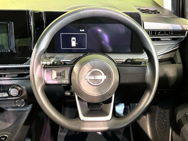 �C���e���A�ɍ��킹���f�U�C���̃X�e�A�����O�́A�^�]�������̂��Ƃ��l���A�^�]���₷���`��A�傫���ł��B�����x�A���ۂɐG���Ă��m���߂��������B
