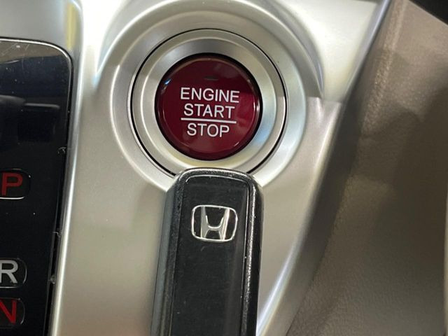 �yHonda�X�}�[�g�L�[�z�J�o����|�P�b�g�ɓ��ꂽ�܂܂ł��h�A�̎{���E�������\�ȃX�}�[�g�L�[�𑕔��B�G���W���̃I���E�I�t�����J�M�����o���K�v����������Ƃ��Ă��֗��ł���