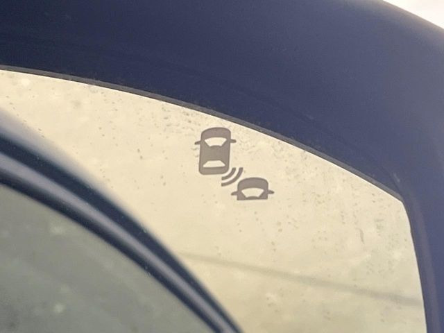 【ブラインドスポットインフォメーション】走行中、ドアミラーの死角になりやすい箇所に後続車が接近するとサイドミラー付近に警告を表示、ドライバーに注意喚起をしてくれます。