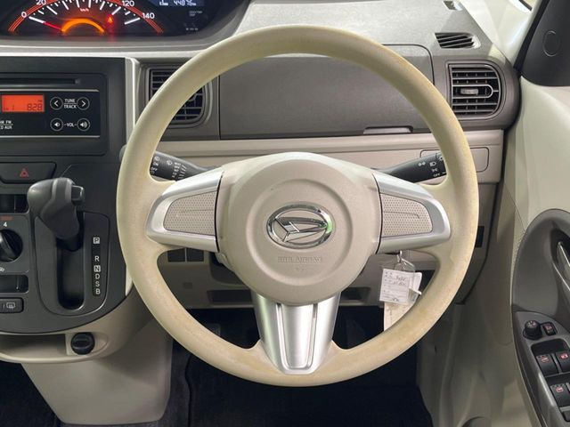 �C���e���A�ɍ��킹���f�U�C���̃X�e�A�����O�́A�^�]�������̂��Ƃ��l���A�^�]���₷���`��A�傫���ł��B�����x�A���ۂɐG���Ă��m���߂��������B