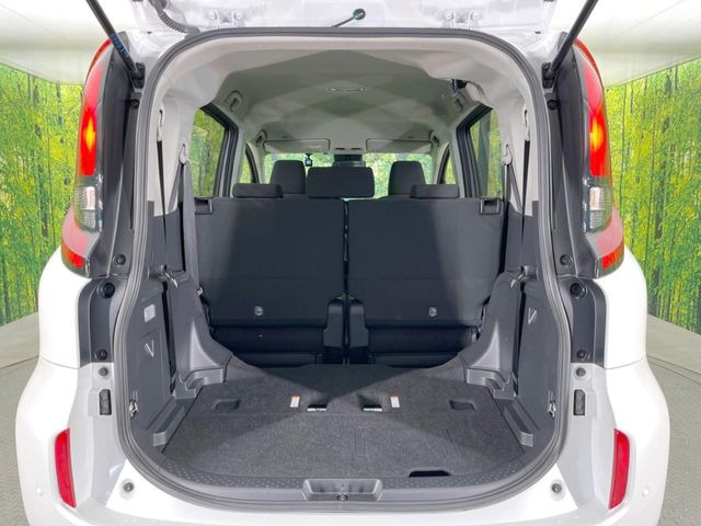 ラゲッジルームは、大容量のスペースを確保。普段のお買い物からレジャーまで、幅広く活躍してくれます!また、リアシートを倒すことでバリエーション豊かにお使いいただけます。