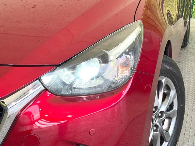 【LEDヘッドライト】悪天候や夜間走行時も良好な視界を確保し安心して運転できる高輝度LEDヘッドライトを装備!点灯速度が早く、消費電力も抑えられています。