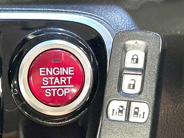 �yHonda�X�}�[�g�L�[�z�J�o����|�P�b�g�ɓ��ꂽ�܂܂ł��h�A�̎{���E�������\�ȃX�}�[�g�L�[�𑕔��B�G���W���̃I���E�I�t�����J�M�����o���K�v����������Ƃ��Ă��֗��ł���