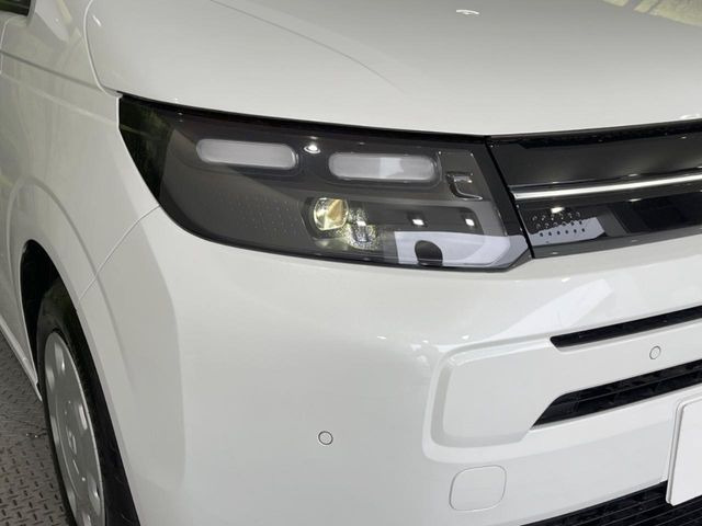 【LEDヘッドライト】悪天候や夜間走行時も良好な視界を確保し安心して運転できる高輝度LEDヘッドライトを装備!点灯速度が早く、消費電力も抑えられています。