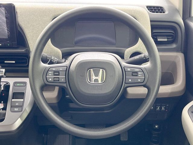 インテリアに合わせたデザインのステアリングは、運転される方のことも考え、運転しやすい形状、大きさです。是非一度、実際に触ってお確かめください。