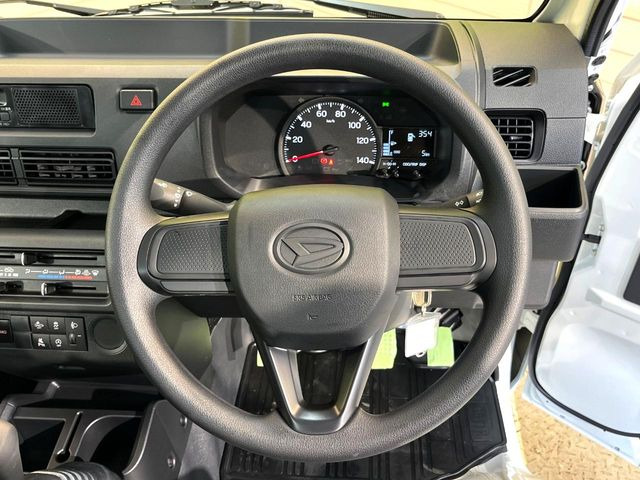 �C���e���A�ɍ��킹���f�U�C���̃X�e�A�����O�́A�^�]�������̂��Ƃ��l���A�^�]���₷���`��A�傫���ł��B�����x�A���ۂɐG���Ă��m���߂��������B
