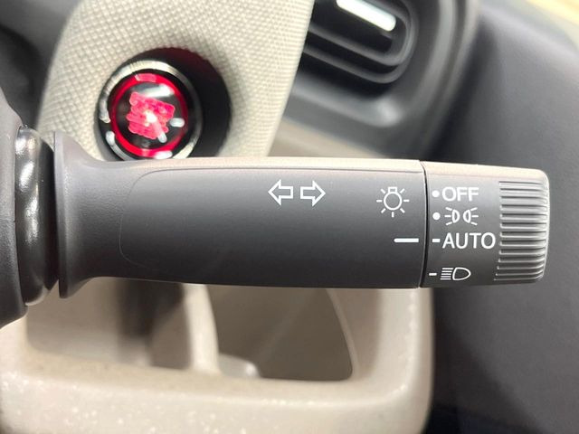 【オートライト】周りの明るさに応じて自動でヘッドライトの点灯・消灯ができる機能です!ライトの付け忘れ・消し忘れなどが無くなり、雨の日や夕方の走行も安心!トンネル通過時も便利ですね