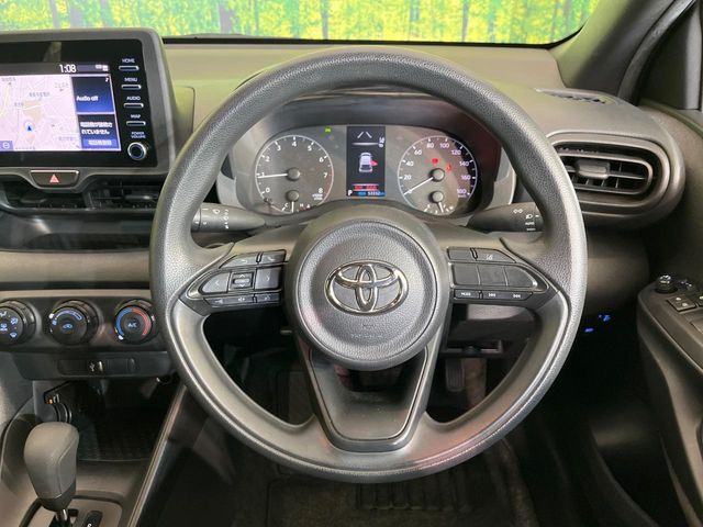 �C���e���A�ɍ��킹���f�U�C���̃X�e�A�����O�́A�^�]�������̂��Ƃ��l���A�^�]���₷���`��A�傫���ł��B�����x�A���ۂɐG���Ă��m���߂��������B