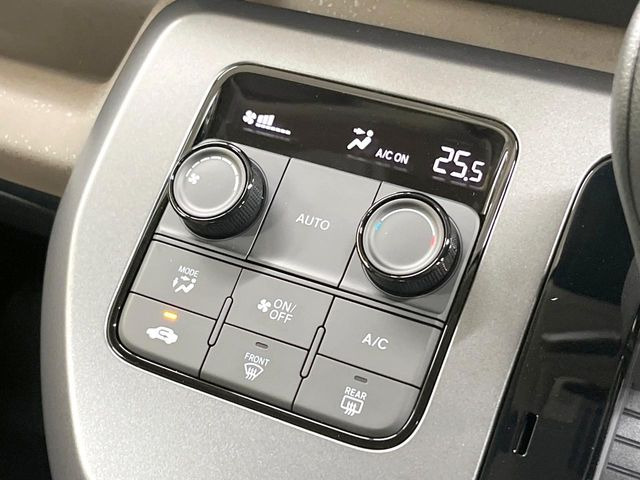 【オートエアコン】一度お好みの温度に設定すれば、車内の温度を検知し風量や温度を自動で調整。暑い&hellip;寒い&hellip;と何度もスイッチ操作をする必要はありません。快適な車内空間には必須の機能ですね♪