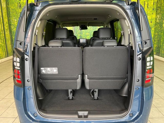 普段のお買い物や通勤、送迎等に十分な荷室スペースを確保しております。セカンドシートを倒すと、大きな荷物の積載も可能です♪
