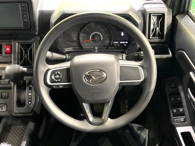 �C���e���A�ɍ��킹���f�U�C���̃X�e�A�����O�́A�^�]�������̂��Ƃ��l���A�^�]���₷���`��A�傫���ł��B�����x�A���ۂɐG���Ă��m���߂��������B