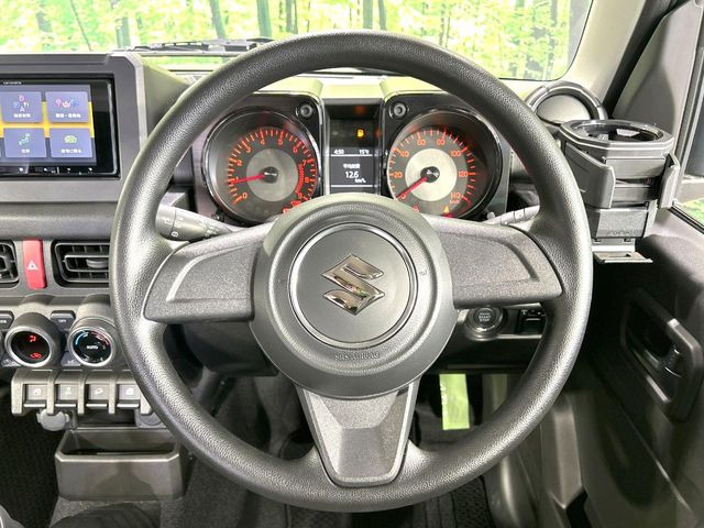 �C���e���A�ɍ��킹���f�U�C���̃X�e�A�����O�́A�^�]�������̂��Ƃ��l���A�^�]���₷���`��A�傫���ł��B�����x�A���ۂɐG���Ă��m���߂��������B