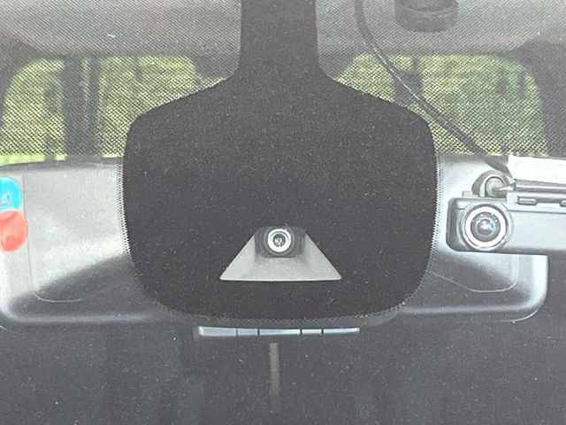 【エマージェンシーブレーキ】走行中に前方の車両等を認識し、衝突しそうな時は警報とブレーキで衝突回避と被害軽減をアシスト。より安全にドライブをお楽しみいただけます。