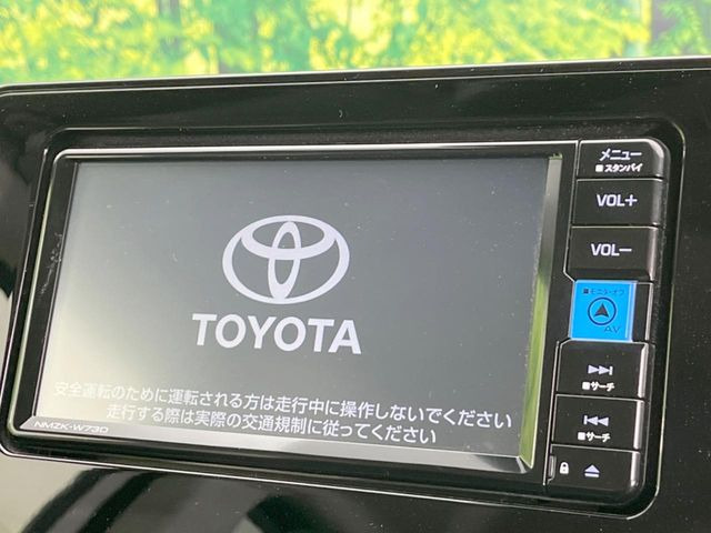 【純正ナビ】人気の純正ナビを装備しております。ナビの使いやすさはもちろん、オーディオ機能も充実!キャンプや旅行はもちろん、通勤や買い物など普段のドライブも楽しくなるはず♪