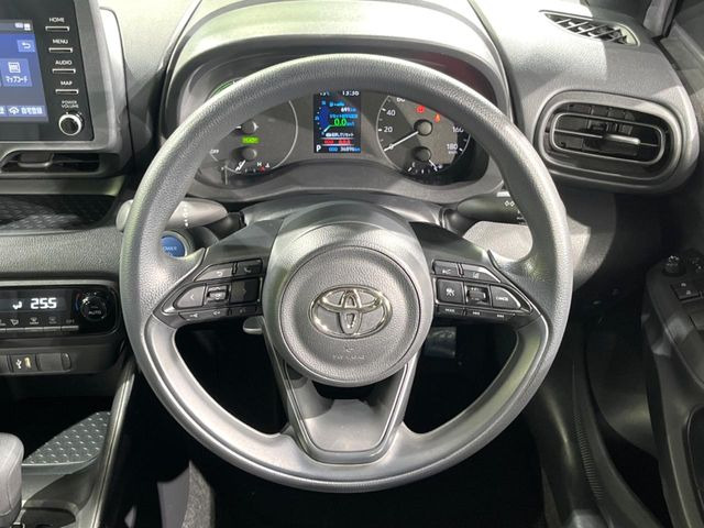 �C���e���A�ɍ��킹���f�U�C���̃X�e�A�����O�́A�^�]�������̂��Ƃ��l���A�^�]���₷���`��A�傫���ł��B�����x�A���ۂɐG���Ă��m���߂��������B