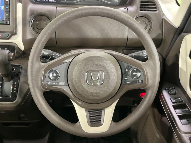 �C���e���A�ɍ��킹���f�U�C���̃X�e�A�����O�́A�^�]�������̂��Ƃ��l���A�^�]���₷���`��A�傫���ł��B�����x�A���ۂɐG���Ă��m���߂��������B