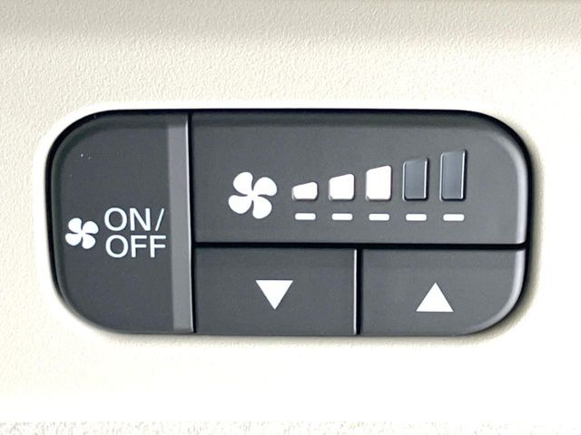 【サーキュレーター】エアコンの風を後部座席まで届けてくれ、広い車内空間でも素早く快適な温度になります♪真夏や真冬に便利な機能です。