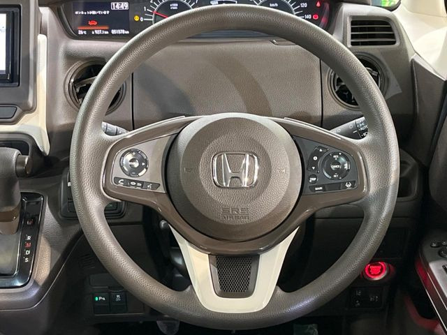 �C���e���A�ɍ��킹���f�U�C���̃X�e�A�����O�́A�^�]�������̂��Ƃ��l���A�^�]���₷���`��A�傫���ł��B�����x�A���ۂɐG���Ă��m���߂��������B