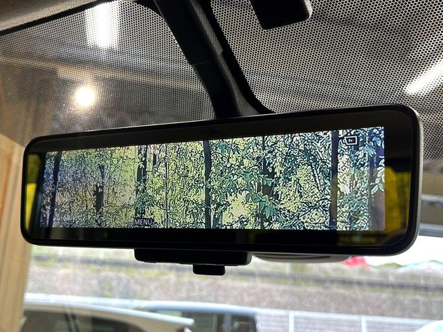 【インテリジェントルームミラー】後席の大きな荷物や同乗者で後方が確認しづらい時でも安心!カメラが撮影した車両後方の映像をルームミラー内に表示。クリアな視界で状況の確認が可能です!
