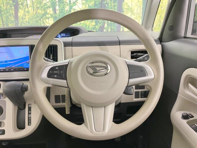 �C���e���A�ɍ��킹���f�U�C���̃X�e�A�����O�́A�^�]�������̂��Ƃ��l���A�^�]���₷���`��A�傫���ł��B�����x�A���ۂɐG���Ă��m���߂��������B
