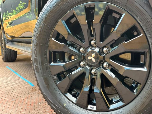 �y����18�C���`�A���~�z�C�[���z�O�ςɃ}�b�`���������A���~�z�C�[���𑕒����Ă���܂��B�e��ЊO�A���~�z�C�[����A�X�^�b�h���X�^�C�����戵�����Ă���܂��B���񂲑��k����������