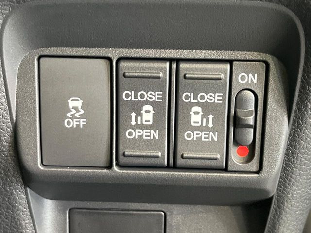 【両側パワースライドドア】スマートキーや運転席のスイッチで後席両側スライドドアの開閉が可能♪電動だから力を入れてドアを開ける必要が無く、小さなお子様でも簡単に開け閉めでき快適です♪