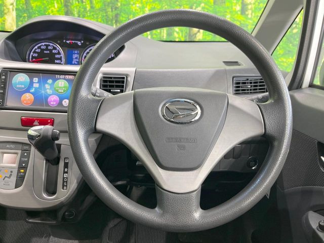�C���e���A�ɍ��킹���f�U�C���̃X�e�A�����O�́A�^�]�������̂��Ƃ��l���A�^�]���₷���`��A�傫���ł��B�����x�A���ۂɐG���Ă��m���߂��������B