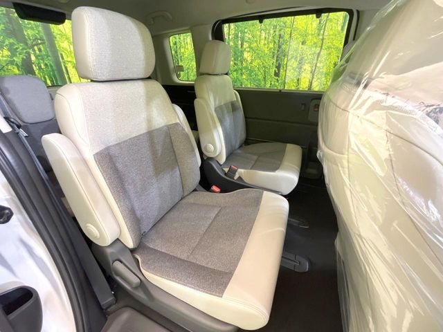 後部座席も気になるようなキズ・汚れやへたり等、大きなダメージはなく、良好な状態です。
