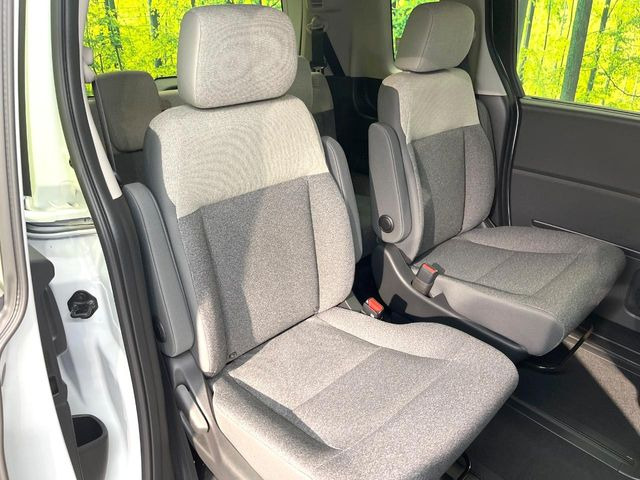 後部座席も気になるようなキズ・汚れやへたり等、大きなダメージはなく、良好な状態です。
