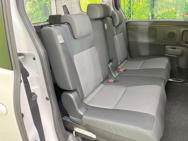 後部座席も気になるようなキズ・汚れやへたり等、大きなダメージはなく、良好な状態です。
