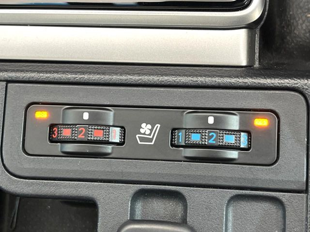 【シートベンチレーション】夏場は涼しい風でお尻や背中の熱やムレを防ぎ、冬はエアコンよりも早く温まってポカポカに!季節を問わず快適に過ごせます。
