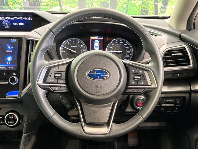 �C���e���A�ɍ��킹���f�U�C���̃X�e�A�����O�́A�^�]�������̂��Ƃ��l���A�^�]���₷���`��A�傫���ł��B�����x�A���ۂɐG���Ă��m���߂��������B