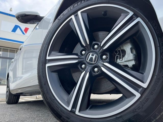 �y����18�C���`�A���~�z�C�[���z�O�ςɃ}�b�`���������A���~�z�C�[���𑕒����Ă���܂��B�e��ЊO�A���~�z�C�[����A�X�^�b�h���X�^�C�����戵�����Ă���܂��B���񂲑��k����������