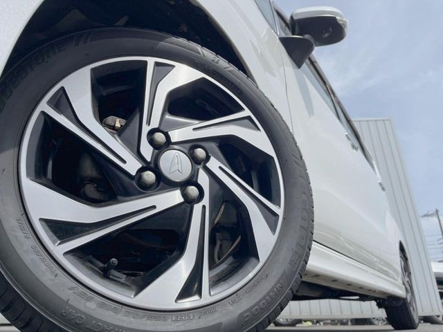 �y�����A���~�z�C�[���z�O�ςɃ}�b�`���������A���~�z�C�[���𑕒����Ă���܂��B�e��ЊO�A���~�z�C�[����A�X�^�b�h���X�^�C�����戵�����Ă���܂��B���񂲑��k����������