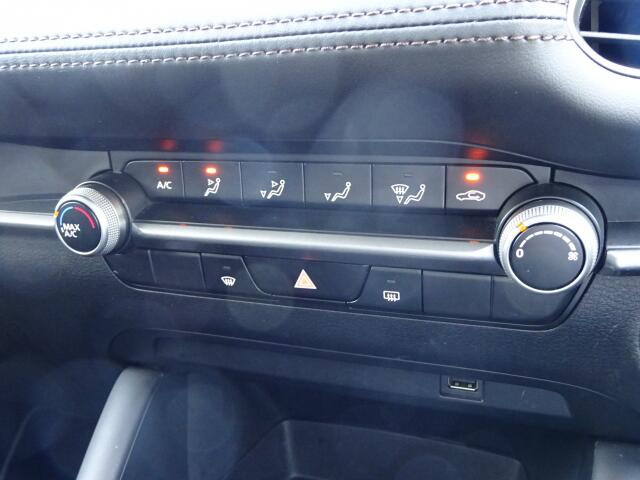 ダイヤル式のマニュアルエアコンになります!シンプルにまとめられています。