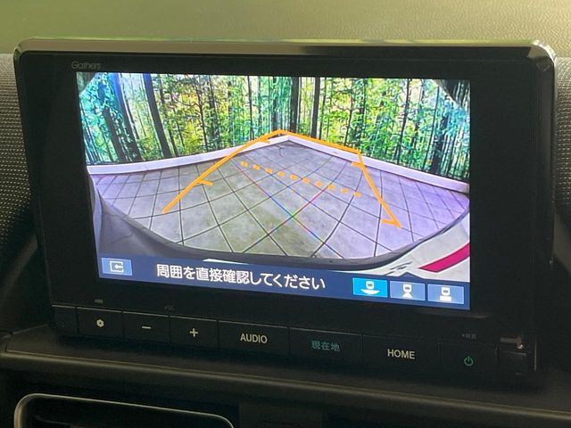 【バックカメラ】駐車時に後方がリアルタイム映像で確認できます。大型商業施設や立体駐車場での駐車時や、夜間のバック時に大活躍!運転スキルに関わらず、今や必須となった装備のひとつです!