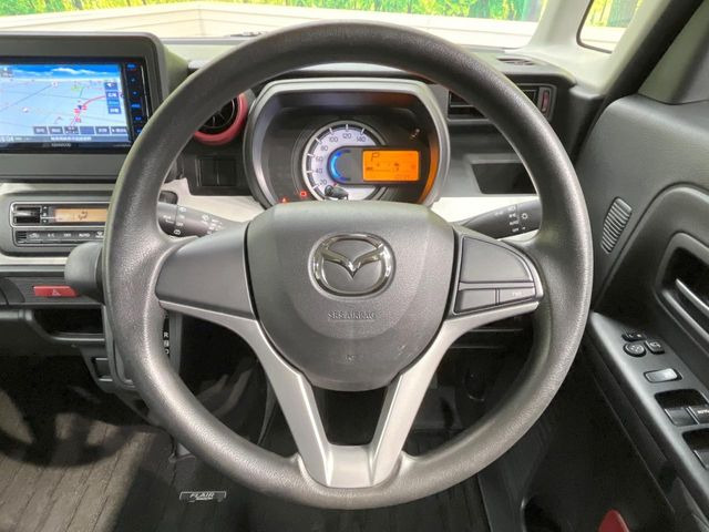�C���e���A�ɍ��킹���f�U�C���̃X�e�A�����O�́A�^�]�������̂��Ƃ��l���A�^�]���₷���`��A�傫���ł��B�����x�A���ۂɐG���Ă��m���߂��������B