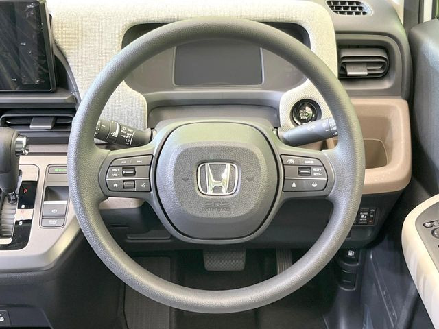 【ステアリングスイッチ】運転中、前方から目線をそらすことなく、オーディオ等の操作が可能な便利機能!安心&快適なドライブを演出してくれます♪